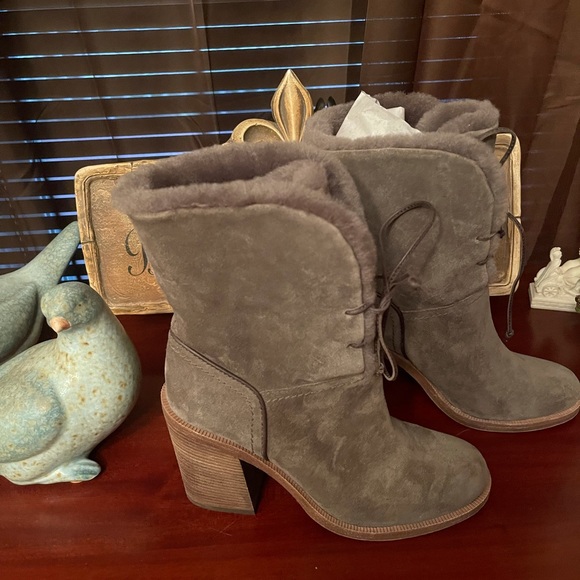 Boots by Ugg - Picture 6 of 8